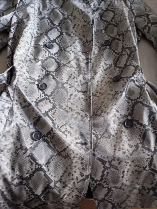 Chubasquero estampado serpiente