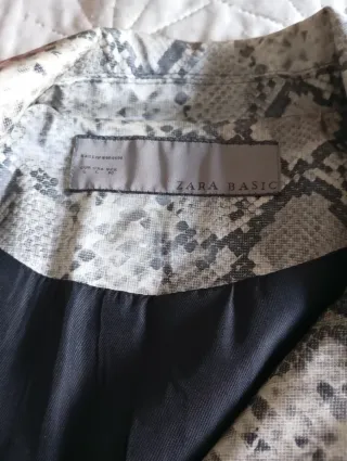 Chubasquero estampado serpiente