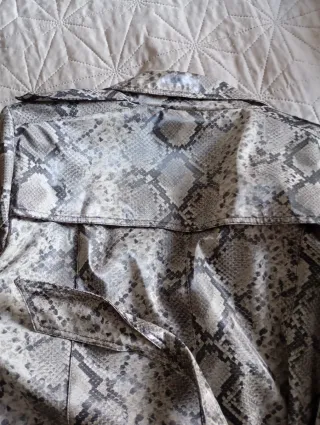 Chubasquero estampado serpiente