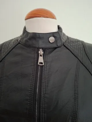 Cazadora efecto piel negra