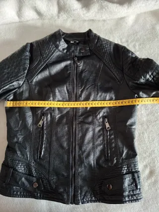 Cazadora efecto piel negra