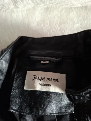 Cazadora efecto piel negra