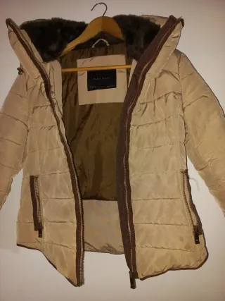 Chaqueta Zara Basic beige con capucha