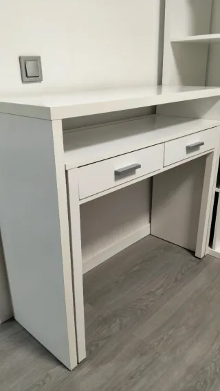 Escritorio blanco con cajones