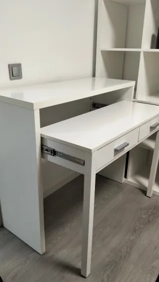 Escritorio blanco con cajones
