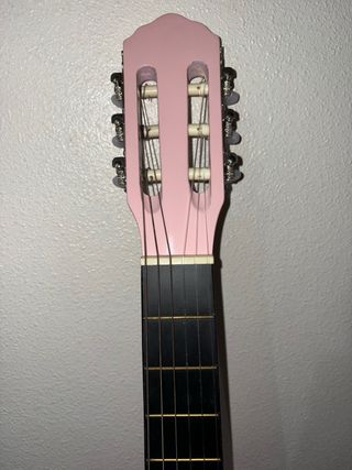 Guitarra acústica rosa con funda