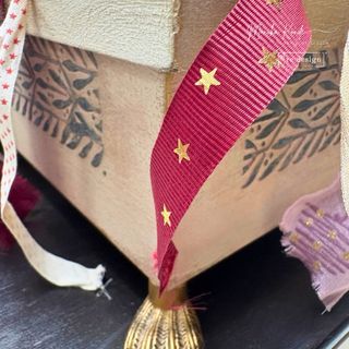 Caja organizadora de madera con adornos