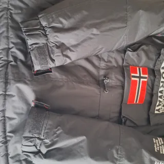 Abrigo Geographical Norway. Negro