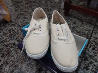 Zapatillas tipo bamba beige y blancas