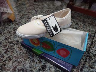 Zapatillas tipo bamba beige y blancas