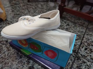 Zapatillas tipo bamba beige y blancas