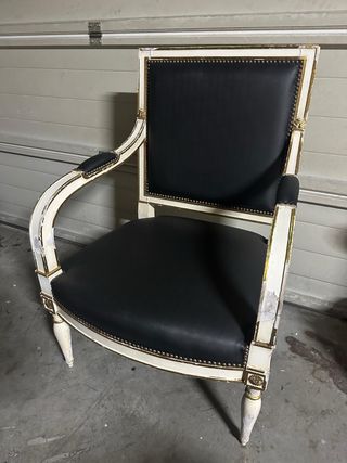 Elegantes sillones vintage negro y dorado