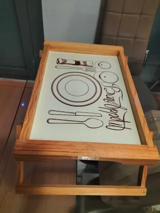 Bandeja multiusos elevable