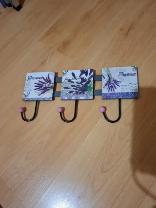 Perchero de pared con lavanda
