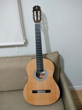 2 Chitarre: Spagnola Admira e Acustica Harley Ben