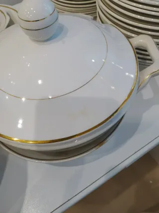 Vajilla de porcelana con detalles dorados