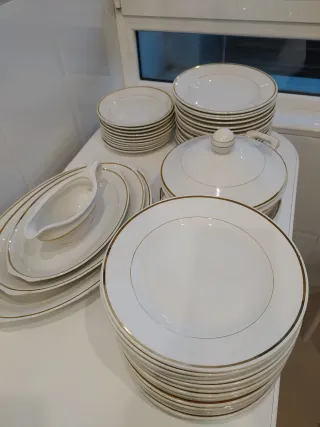 Vajilla de porcelana con detalles dorados