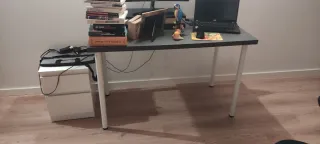 Escritorio Ikea gris y blanco