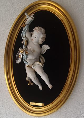 Querubín de cerámica con detalles dorados