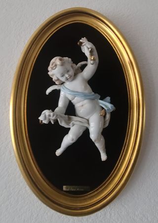 Querubín de cerámica con detalles dorados