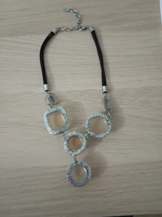 Colgante piedras beige y plateado