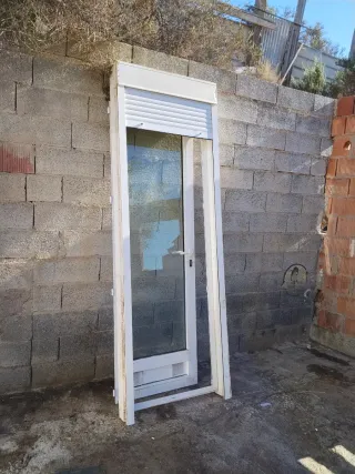 Puerta aluminio con persiana