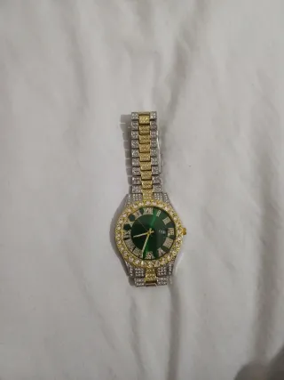 Reloj de pulsera dorado y plateado. No tiene marca