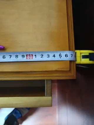 Escritorio de madera con cajones