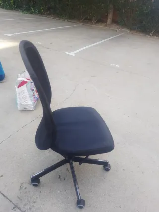 Silla de oficina negra con ruedas