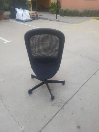 Silla de oficina negra con ruedas