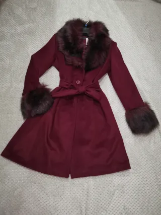 Abrigo elegante con cuello y puños de pelo