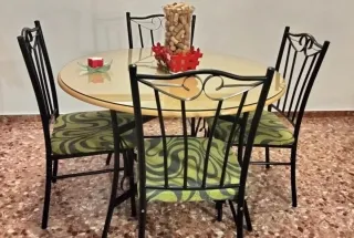 Mesa redonda y 4 sillas metálicas