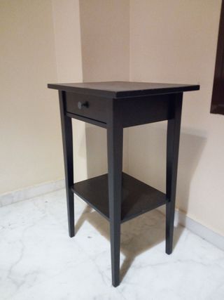 Dos mesitas de noche negras de madera