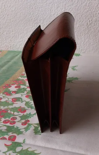 Cartera de mano de cuero con llave