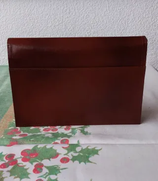 Cartera de mano de cuero con llave