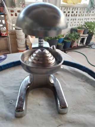 Exprimidor antiguo de metal