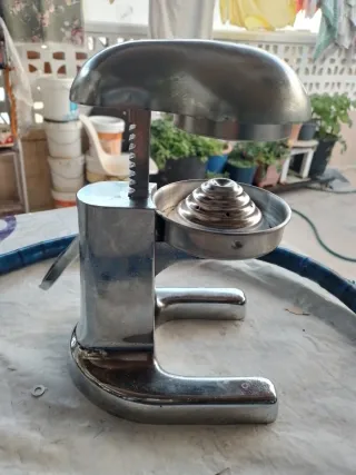 Exprimidor antiguo de metal