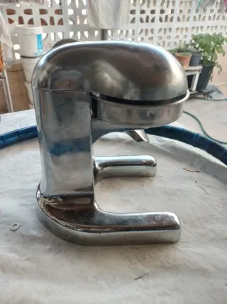 Exprimidor antiguo de metal