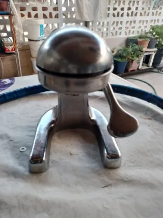 Exprimidor antiguo de metal