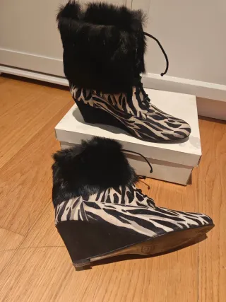 Botines cuña piel estampado cebra talla 42