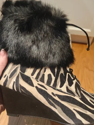 Botines cuña piel estampado cebra talla 42