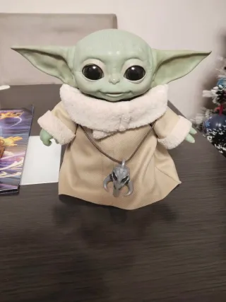 Bebé Yoda con collar mandaloriano
