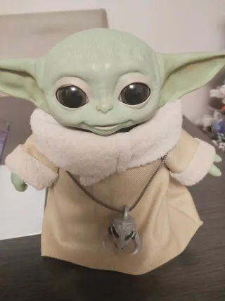 Bebé Yoda con collar mandaloriano
