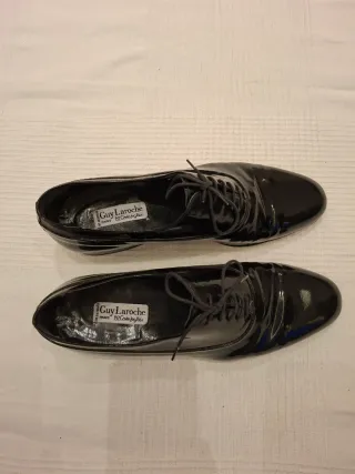 Zapatos de la firma Guy Laroche Paris.