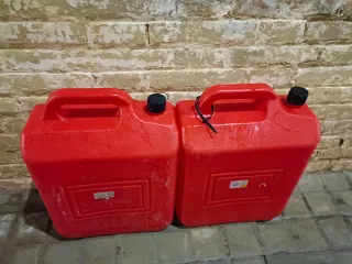 2 Bidones Rojos de Plástico