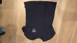 Camiseta azul con logo