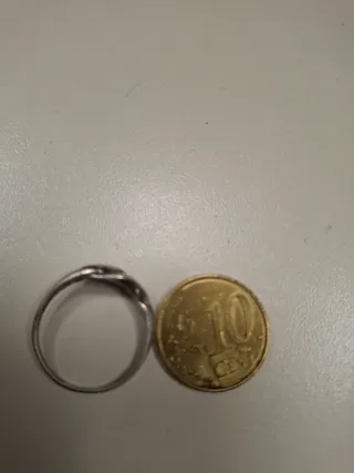 Anillo de bisutería plateado y dorado