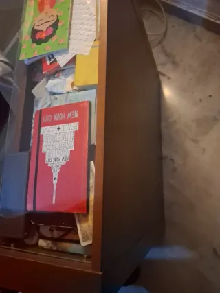 Una mesita de noche madera y cristal auxiliar