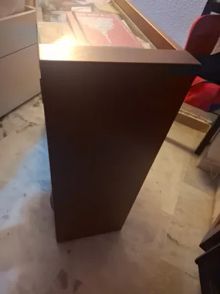 Una mesita de noche madera y cristal auxiliar