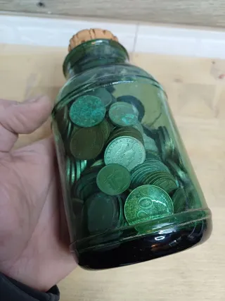 Monedas antiguas en tarro de cristal